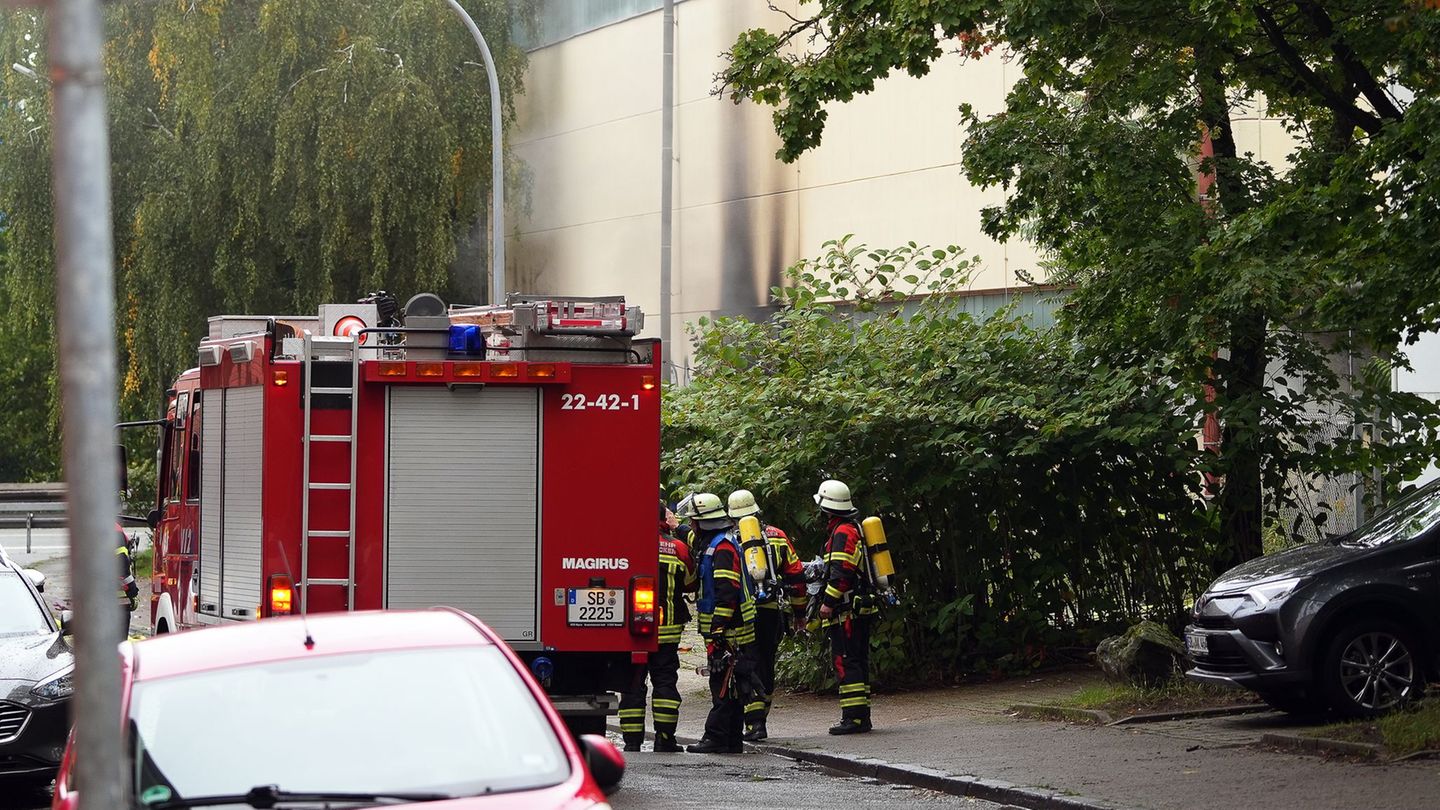 Die Feuerwehr rückt aus, um den Brand in Saarbrücken zu löschen. Foto: Patrick von Frankenberg/dpa