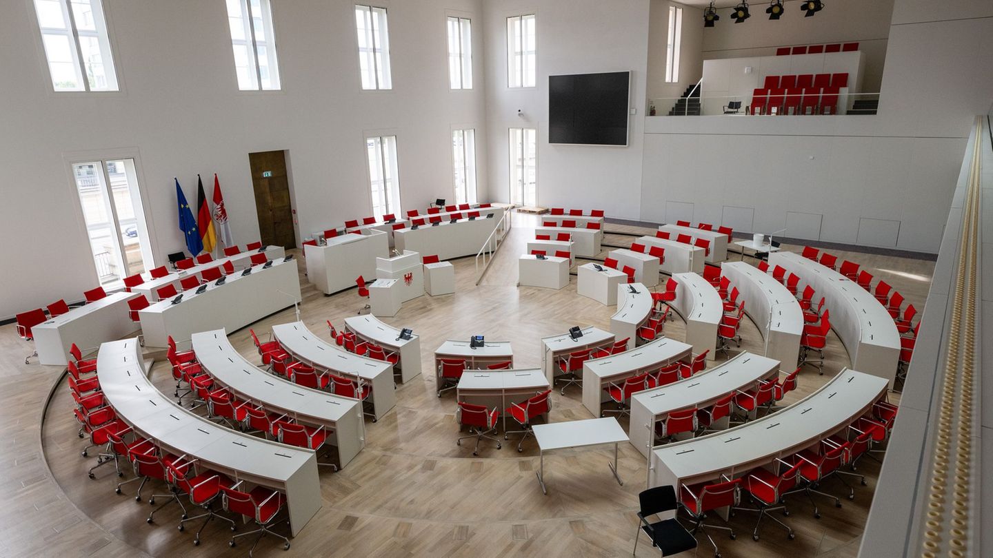 Dort, wo sonst die Abgeordneten debattieren, feiert der Landtag am Samstag sein 35-jähriges Bestehen zusammen mit der Bevölkerun