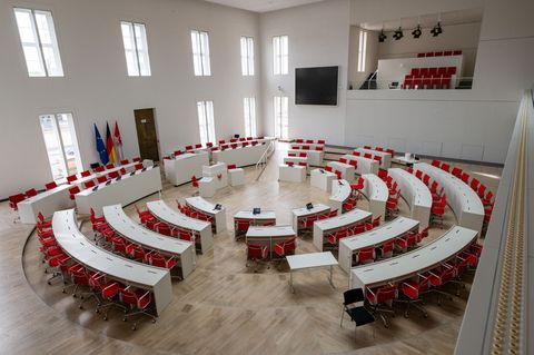 Dort, wo sonst die Abgeordneten debattieren, feiert der Landtag am Samstag sein 35-jähriges Bestehen zusammen mit der Bevölkerun