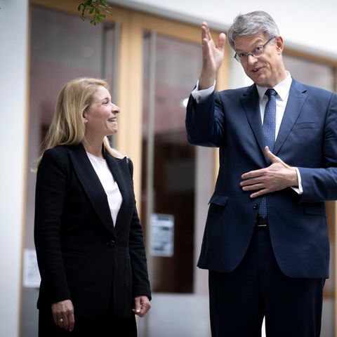 Bahnchefin Evelyn Palla mit Verkehrsminister Patrick Schnieder (CDU) und DB-Vorstandskandidat Dirk Rompf (r.)