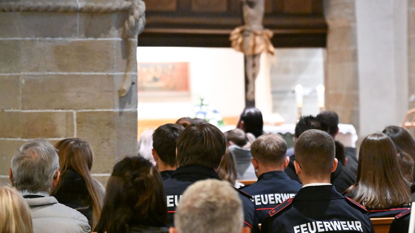 Viele Menschen haben sich versammelt, um an den Toten zu erinnern. Foto: Bernd Weißbrod/dpa