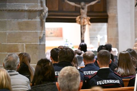 Viele Menschen haben sich versammelt, um an den Toten zu erinnern. Foto: Bernd Weißbrod/dpa