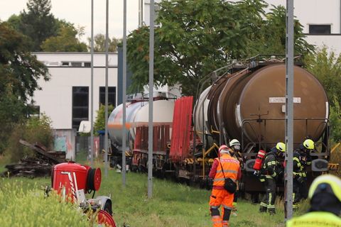 Aus einem Gefahrgut-Waggon tropfte eine Flüssigkeit – die Feuerwehr rückte an. Foto: Sascha Thelen/dpa