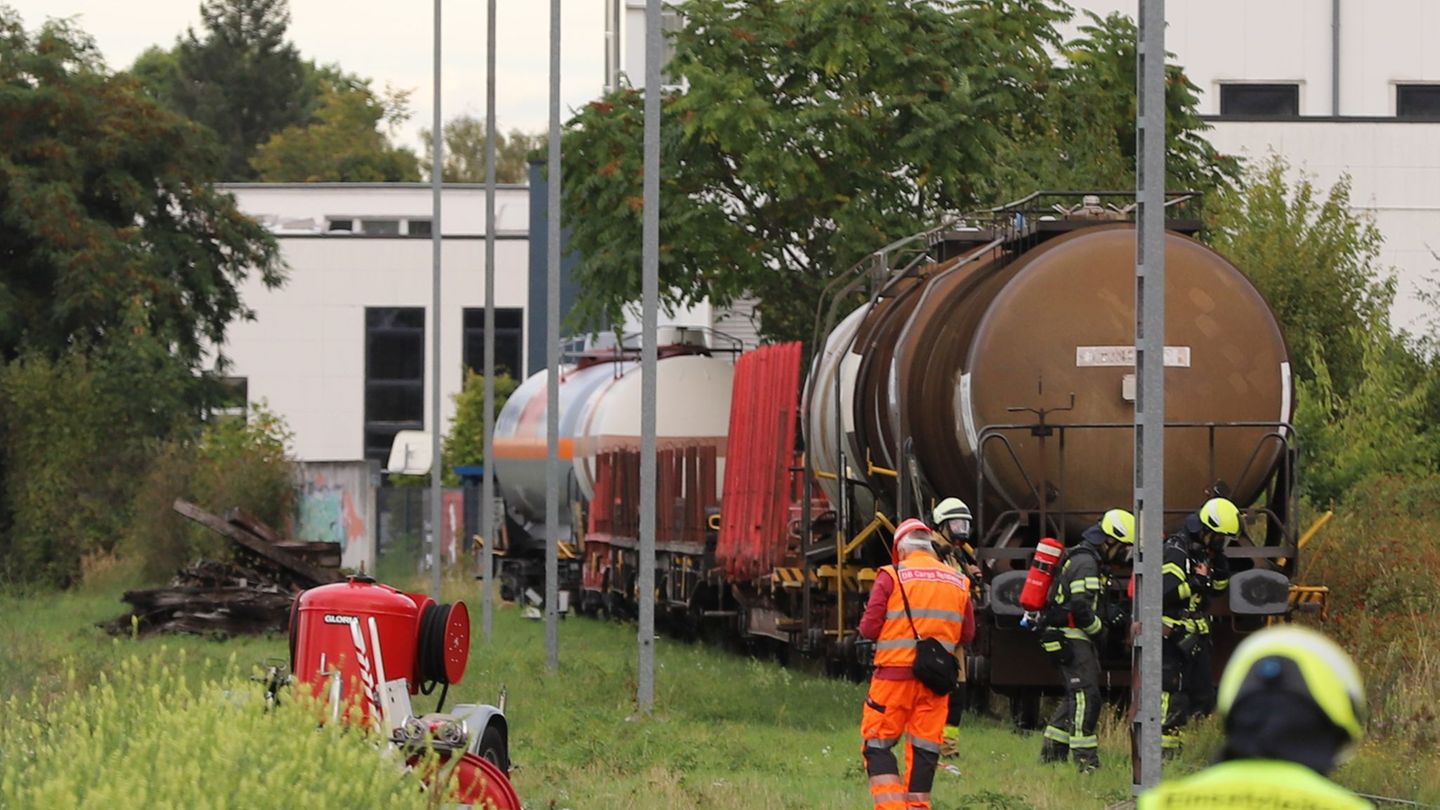 Aus einem Gefahrgut-Waggon tropfte eine Flüssigkeit – die Feuerwehr rückte an. Foto: Sascha Thelen/dpa