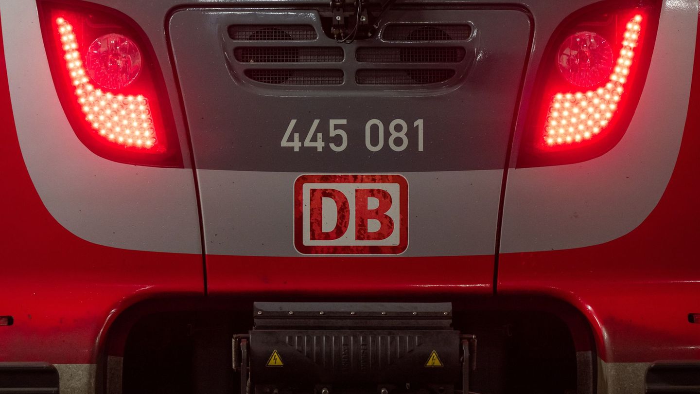 Die typisch rote Farbe der Regionalzüge wird auf einer Strecke Pegnitztal vorerst nicht mehr zu sehen sein. (Symbolbild) Foto: P