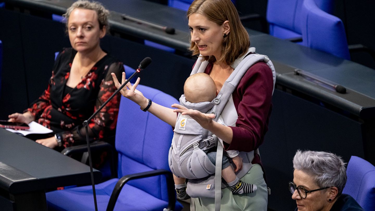 Die Grünen-Abgeordnete Hanna Steinmüller hat ihr Kind bereits in der Vergangenheit mit in den Bundestag genommen - nun nahm sie