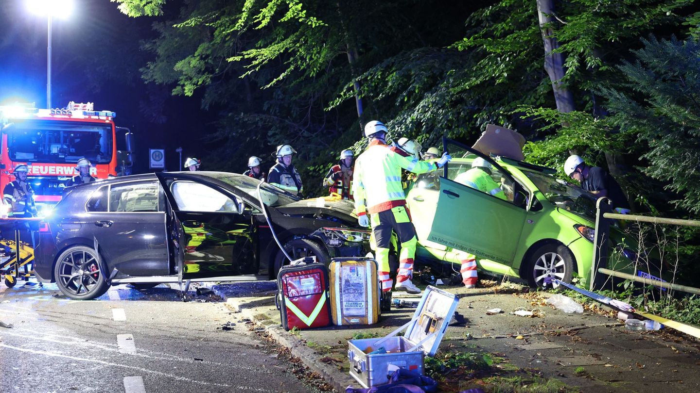 Eines der verunglückten Autos drohte abzurutschen. Foto: Gianni Gattus/dpa