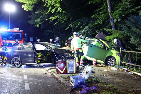 Eines der verunglückten Autos drohte abzurutschen. Foto: Gianni Gattus/dpa