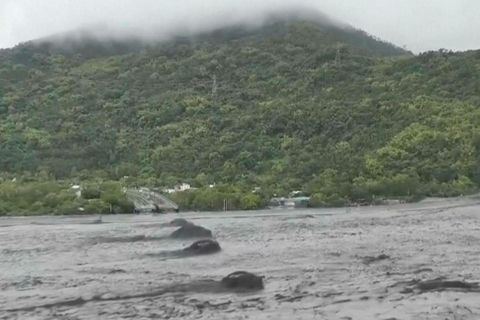 Die Reste einer kollabierten Brücke nach dem Taifun in Taiwan