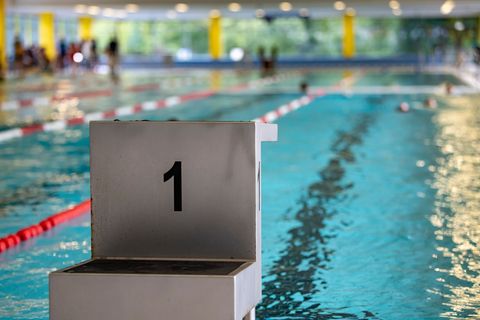 Bei einem Kinderschwimmkurs in Hamburg ist vor rund zwei Jahren ein kleines Mädchen ums Leben gekommen. (Symbolbild) Foto: Fabia