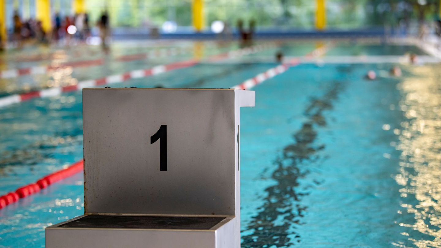 Bei einem Kinderschwimmkurs in Hamburg ist vor rund zwei Jahren ein kleines Mädchen ums Leben gekommen. (Symbolbild) Foto: Fabia