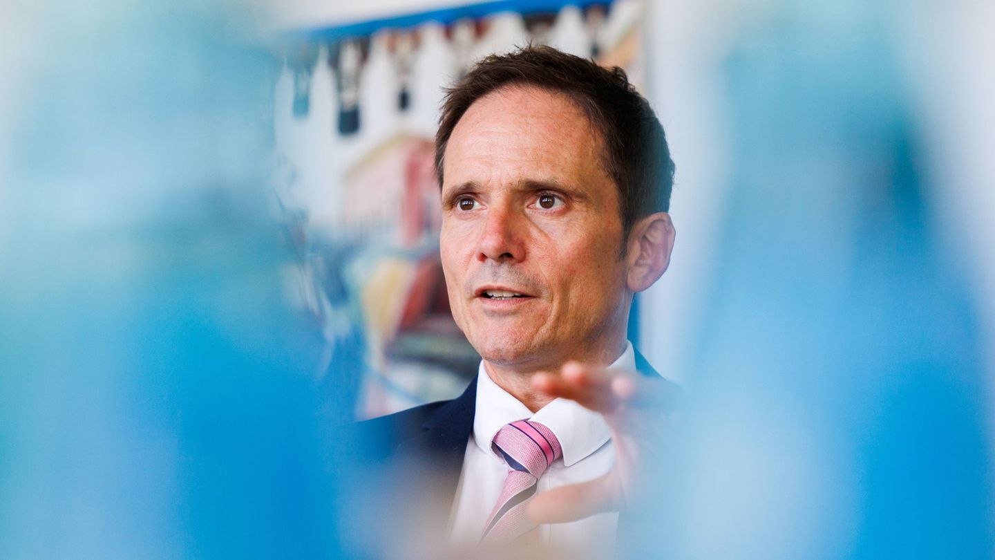 LKA-Chef Mario Germano rät Familien ein Codewort zu vereinbaren, um Trickbetrug zu entlarven. Foto: Lando Hass/dpa