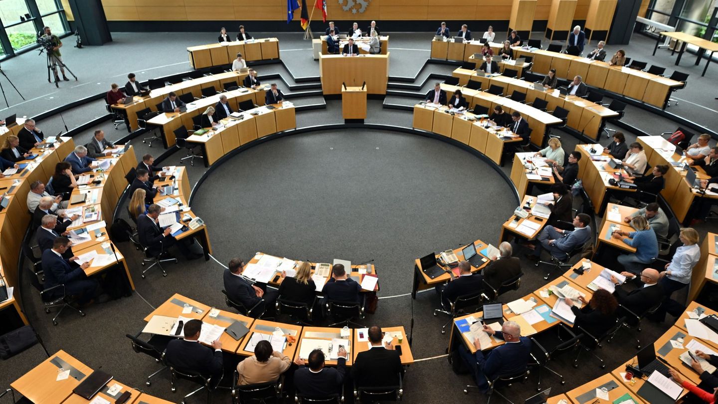 Thüringens Landtag beschäftigt sich erstmals mit dem Doppelhaushalt für die kommenden beiden Jahre. Foto: Martin Schutt/dpa