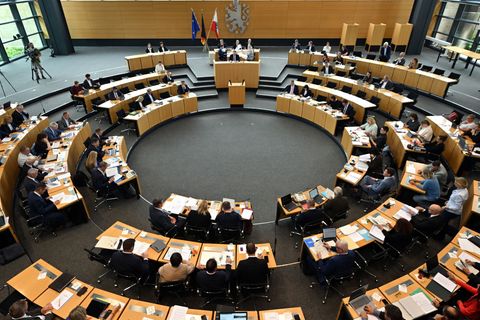 Thüringens Landtag beschäftigt sich erstmals mit dem Doppelhaushalt für die kommenden beiden Jahre. Foto: Martin Schutt/dpa