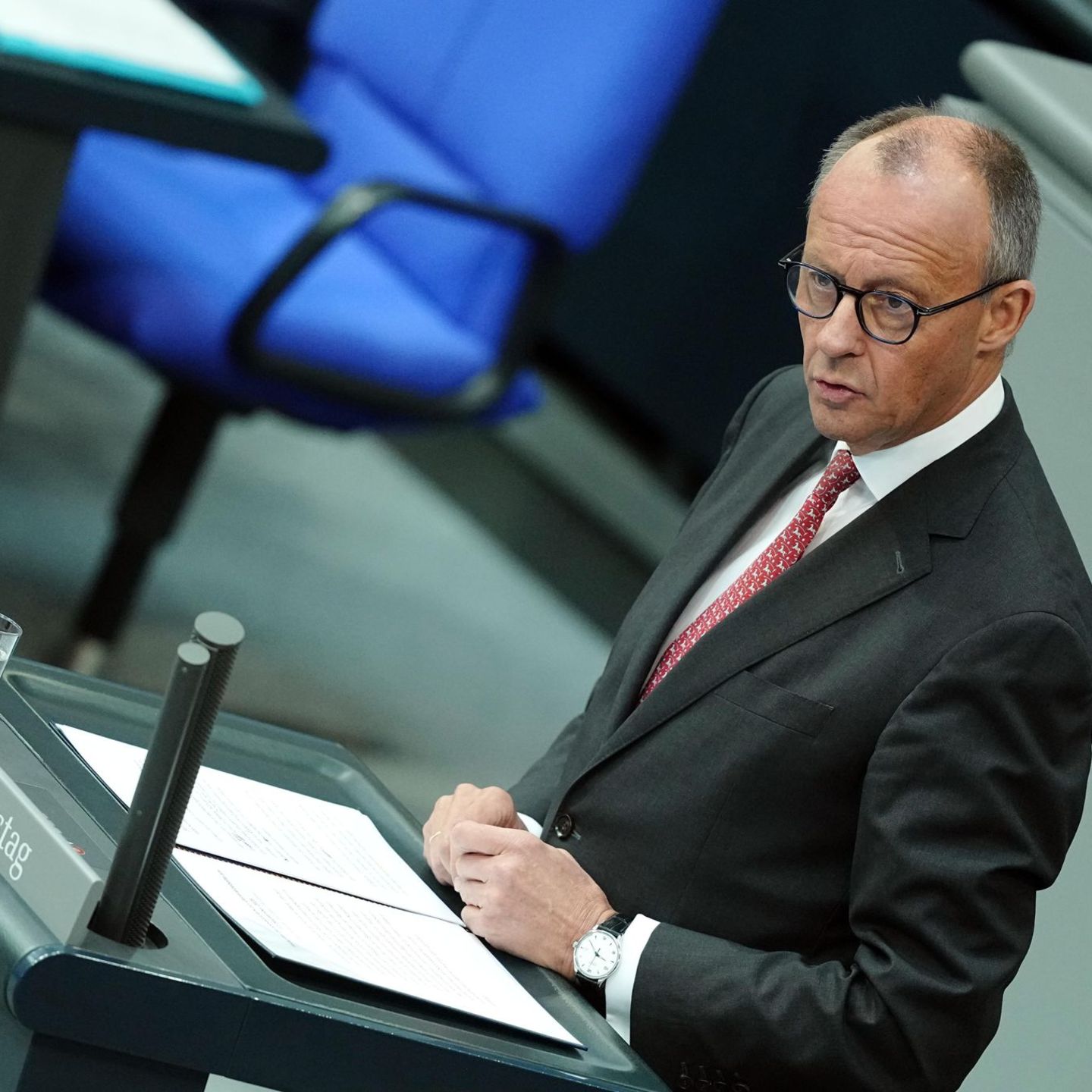 Zum zweiten Mal innerhalb von acht Tagen redet Merz in einer Generaldebatte im Bundestag. (Archivbild) Foto: Kay Nietfeld/dpa