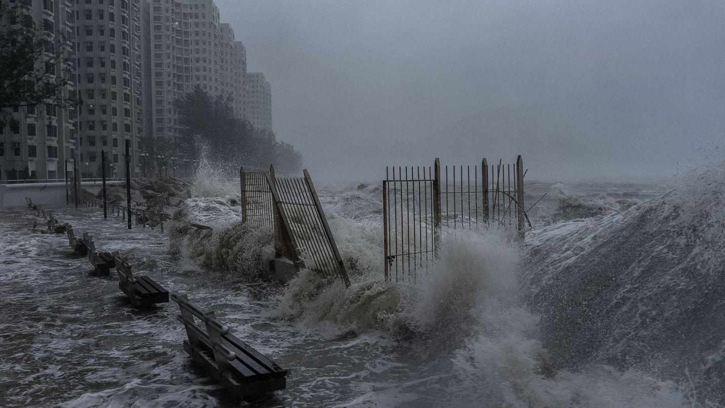 Taifun "Ragasa" sorgte an den Küsten für Überflutungen. Foto: Chan Long Hei/AP/dpa