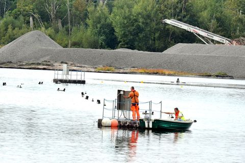 Die Grube Johannes wird Stück für Stück mit Schlacke zugeschüttet. Foto: Waltraud Grubitzsch/dpa