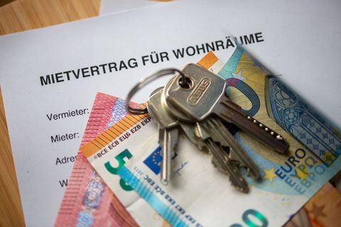 Der BGH prüft, ob ein Vermieter einen Wohnraummietvertrag kündigen darf, wenn der Mieter die Wohnung gewinnbringend untervermiet