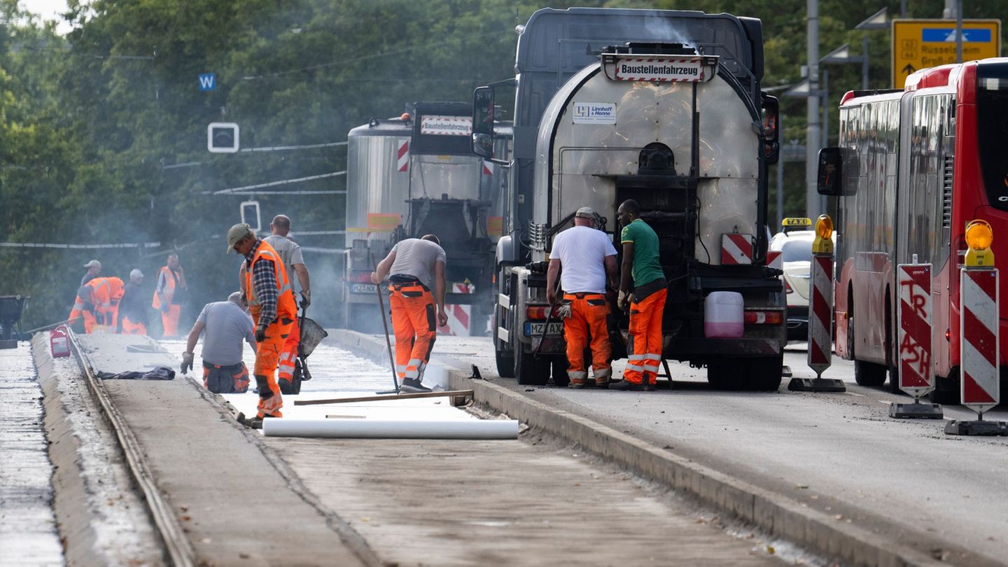 Auf der Frankfurter Friedensbrücke werden die Straßenbaugleise getauscht. Der Zeitpunkt war nicht optimal. Foto: Boris Roessler/