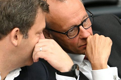 Klingbeil (l.) und Merz am Dienstag im Bundestag