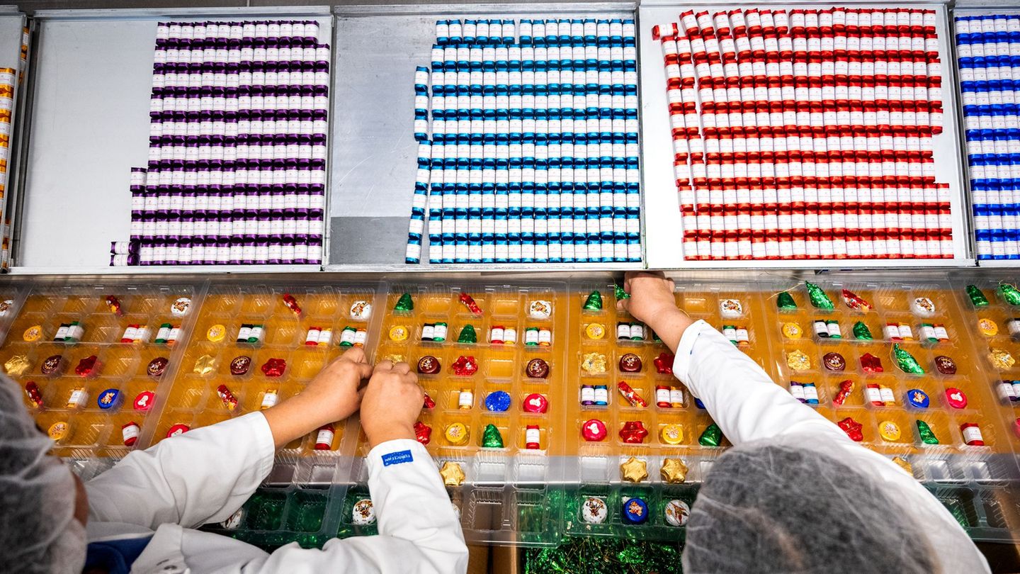 Bereits seit August kümmert sich Niederegger um die Weihnachtsproduktion. Foto: Daniel Bockwoldt/dpa