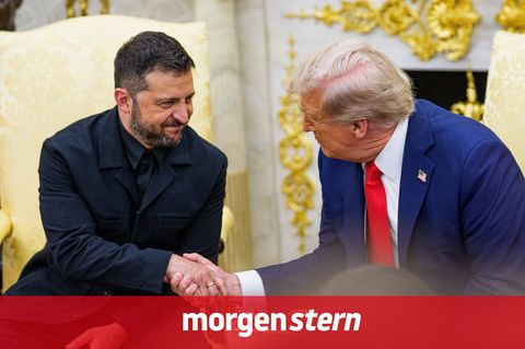 Ukraines Präsident Selenskyj und US-Präsident Trump geben sich die Hand