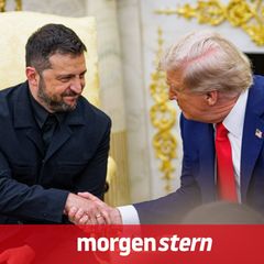 Ukraines Präsident Selenskyj und US-Präsident Trump geben sich die Hand