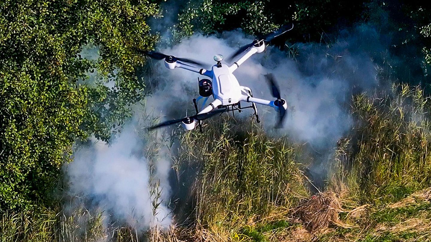 Die vorausgeschickte Drohne soll per Livestream die Situation am Einsatzort zeigen. Foto: Jens Büttner/dpa