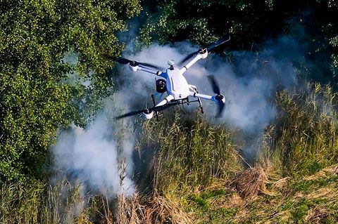 Die vorausgeschickte Drohne soll per Livestream die Situation am Einsatzort zeigen. Foto: Jens Büttner/dpa