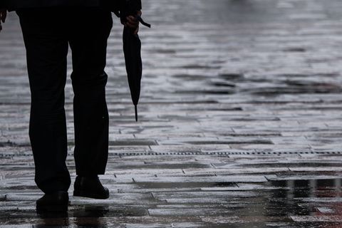 Der Regenschirm sollte in den kommenden Tagen griffbereit liegen. (Symbolbild) Foto: Andreas Arnold/dpa