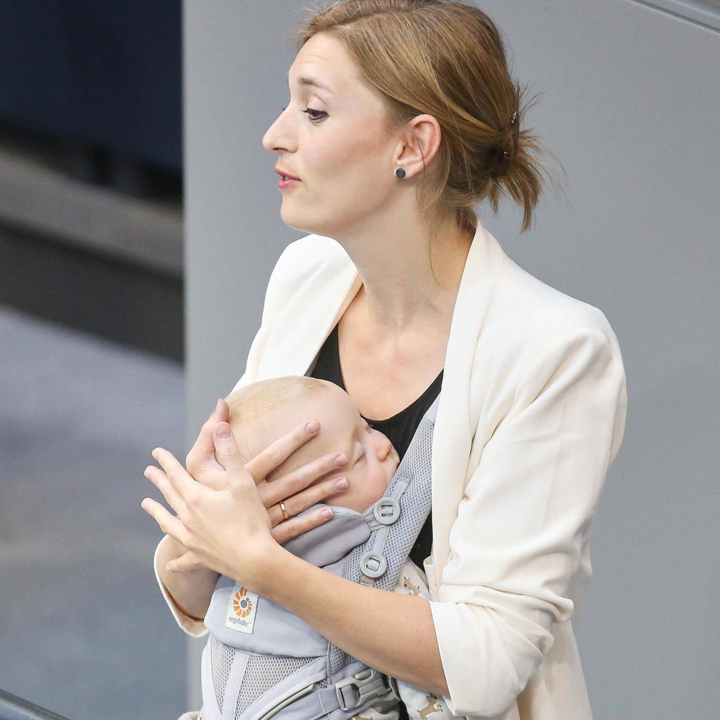 Hanna Steinmüller hält mit Baby eine Rede im Bundestag