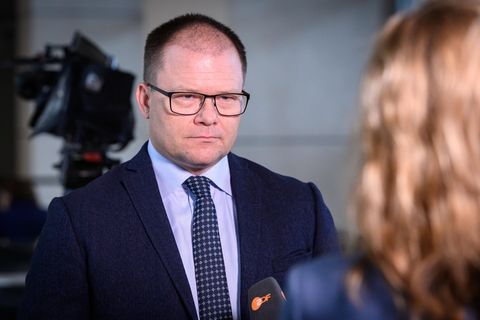 Umweltminister Carsten Schneider (SPD) bei einem Interview im Bundestag