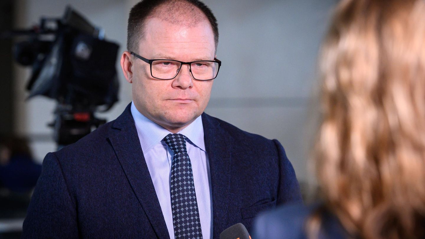 Umweltminister Carsten Schneider (SPD) bei einem Interview im Bundestag