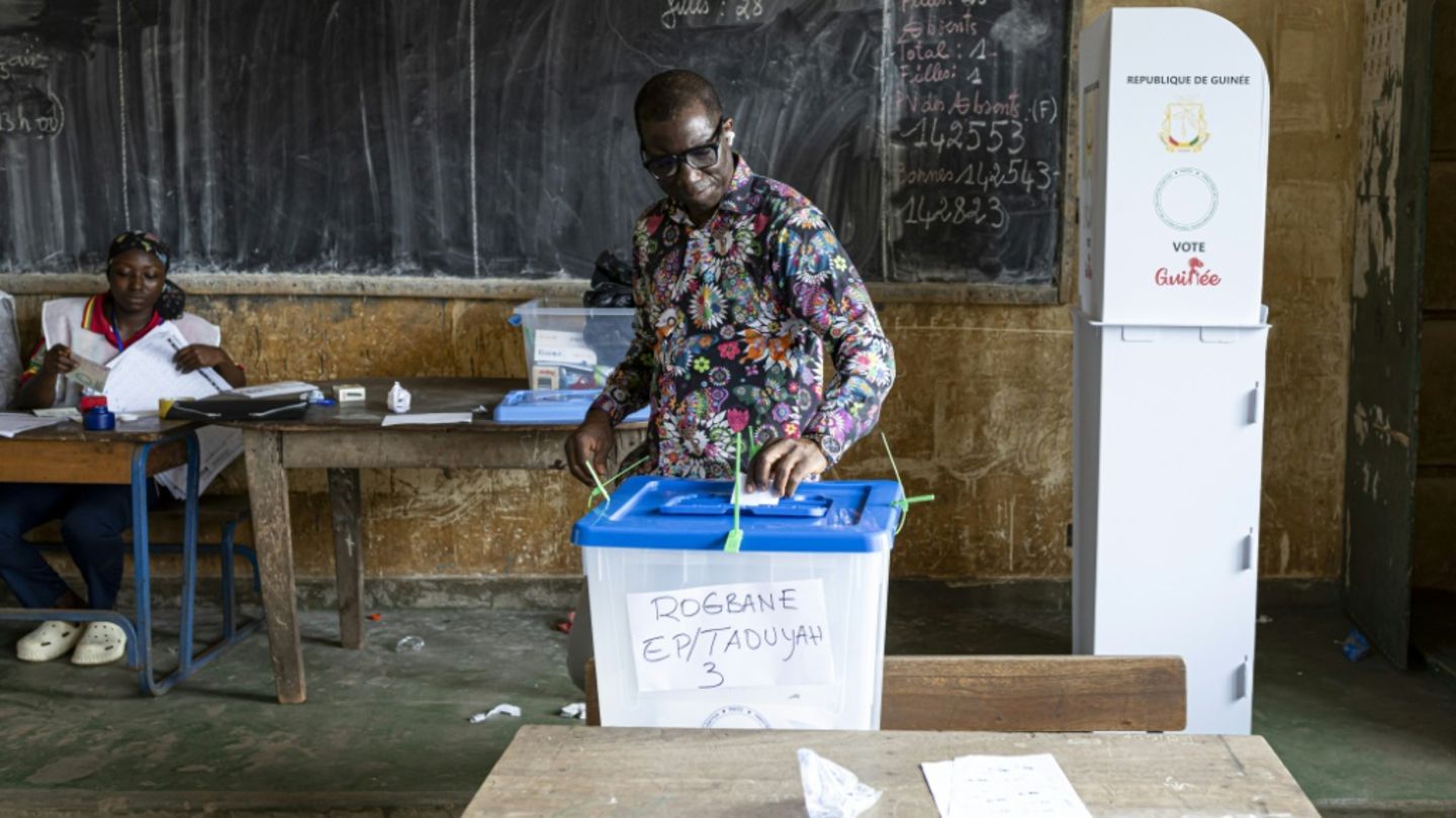 Ein Wähler gibt in Conakry seine Stimme ab