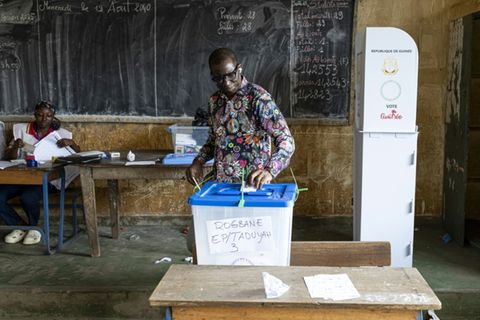 Ein Wähler gibt in Conakry seine Stimme ab