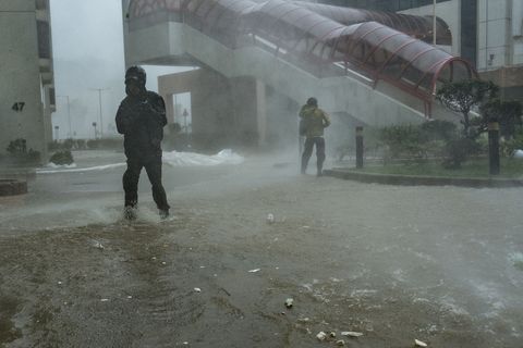 "Ragasa" brachte heftigen Regen in die betoffenen Gebiete. Foto: Chan Long Hei/AP/dpa