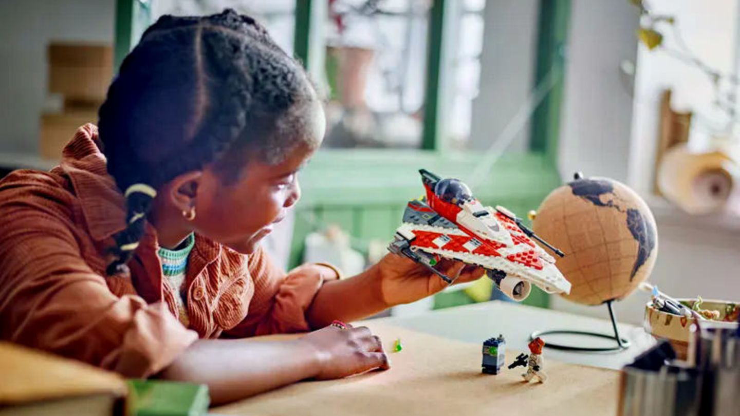 Lego Deal bei Amazon: Mädchen spielt mit Jedi Bobs Sternjäger