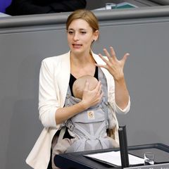 Historischer Auftritt: Hanna Steinmüller hält Rede mit Baby im Bundestag