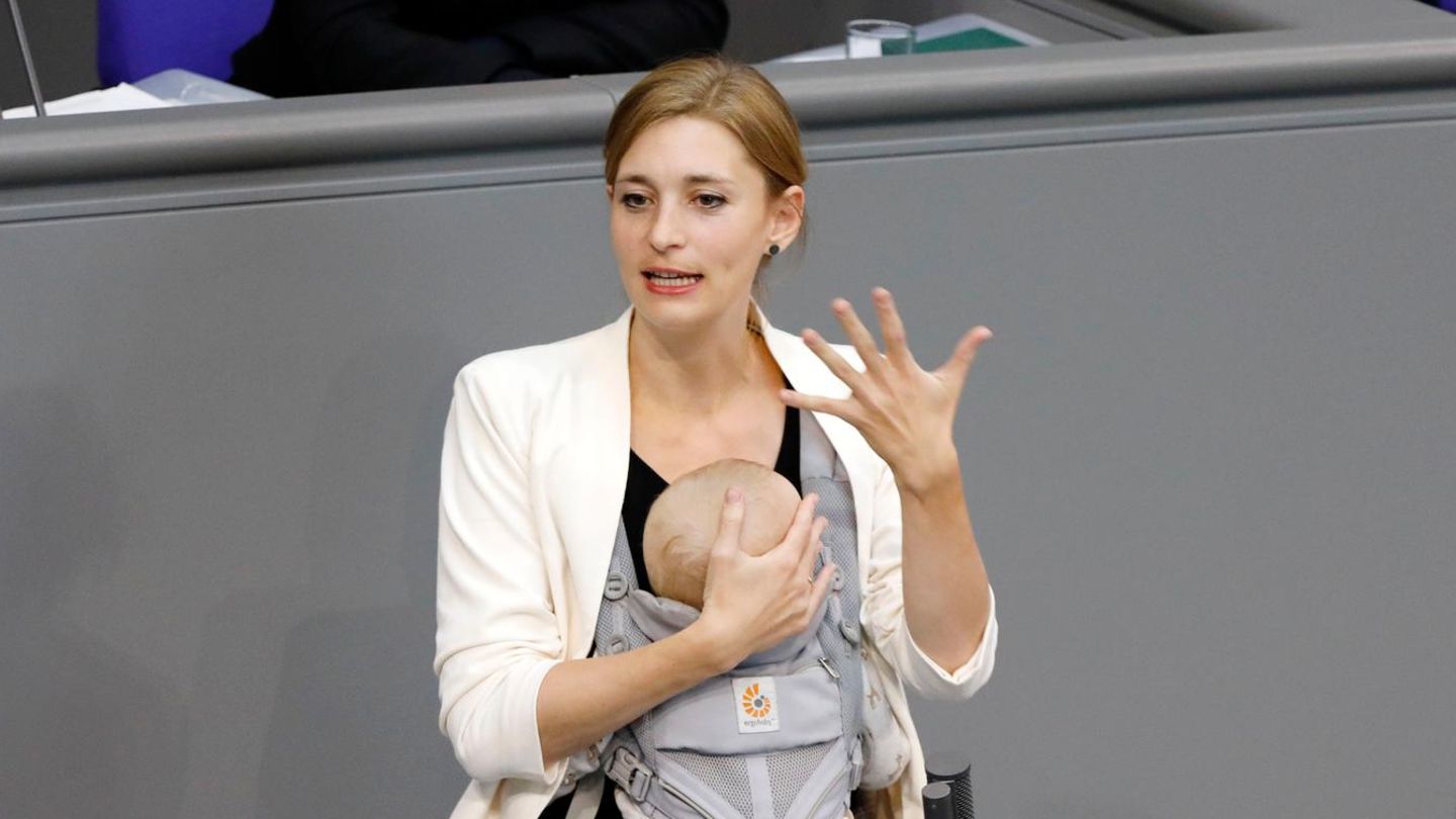 Hanna Steinmüller gives a speech with a baby in the Bundestag – in the video