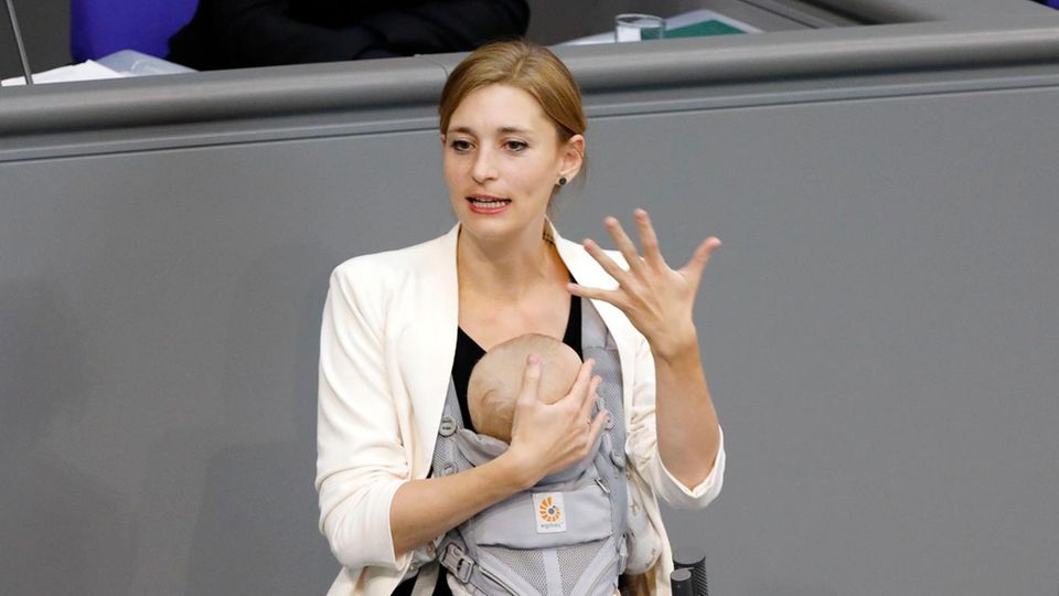 Historischer Auftritt: Hanna Steinmüller hält Rede mit Baby im Bundestag