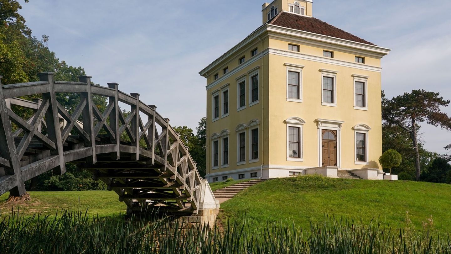 Schloss und Park Luisium schützt seit 2021 ein neuer Ringdeich vor Hochwasser. (Archivfoto) Foto: Peter Endig/dpa-Zentralbild/ZB