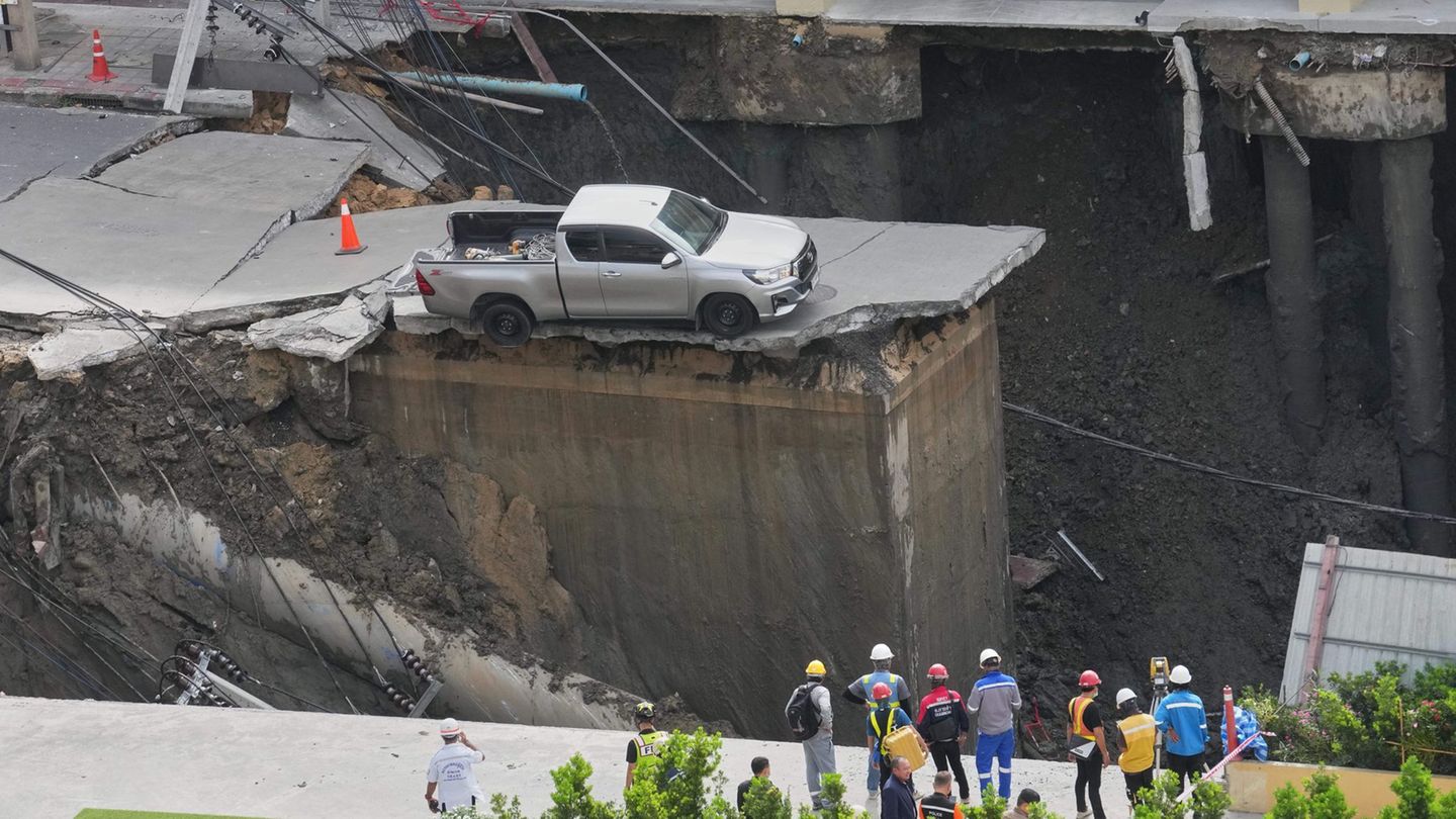 Bilder von dem spektakulären Erdloch gingen schnell viral. Foto: Sakchai Lalit/AP/dpa