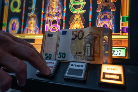 Der Bundessuchtbeauftragte warnt vor allem vor illegalem Glücksspiel (Archivbild) Foto: Bernd Thissen/dpa