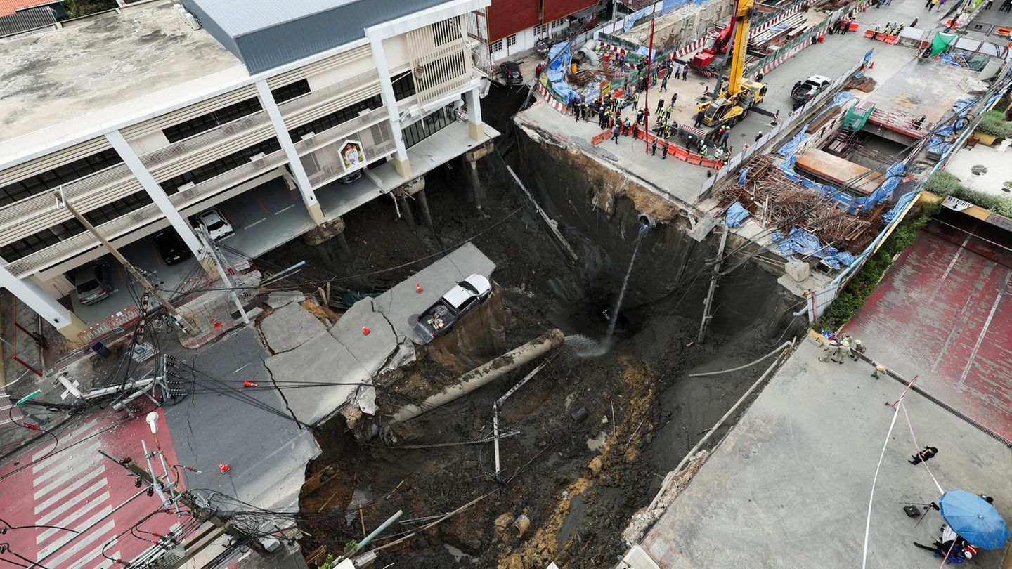 Massiver Straßeneinsturz in Bangkok, ein metertiefes Loch klafft zwischen Gebäuden