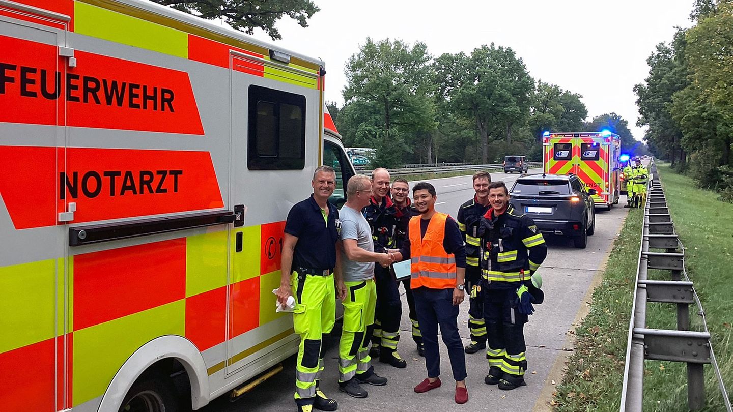 Die Einsatzkräfte gratulierten noch vor Ort. Der Vater (Mitte) hatte auf der A95 als Geburtshelfer tätig werden müssen. Foto: -/