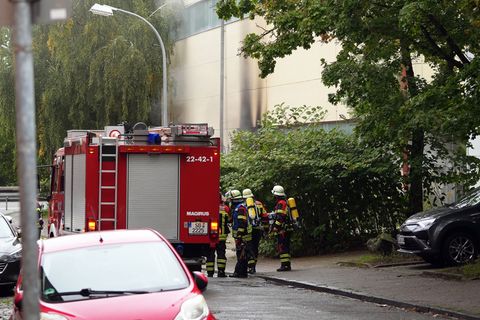 Die Feuerwehr war am Dienstag bei dem Brand in einem Umspannwerk im Einsatz. Foto: Patrick von Frankenberg/dpa