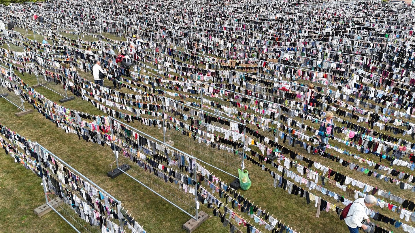 Über 142.000 Socken auf über elf Kilometern Leine wurden aufgehängt. (Archivbild) Foto: Sebastian Willnow/dpa