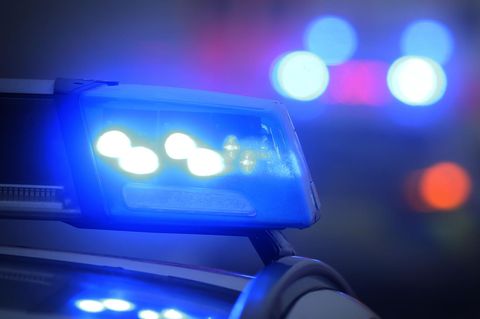 Ein Polizeiauto mit eingeschaltetem Blaulicht in Bayern