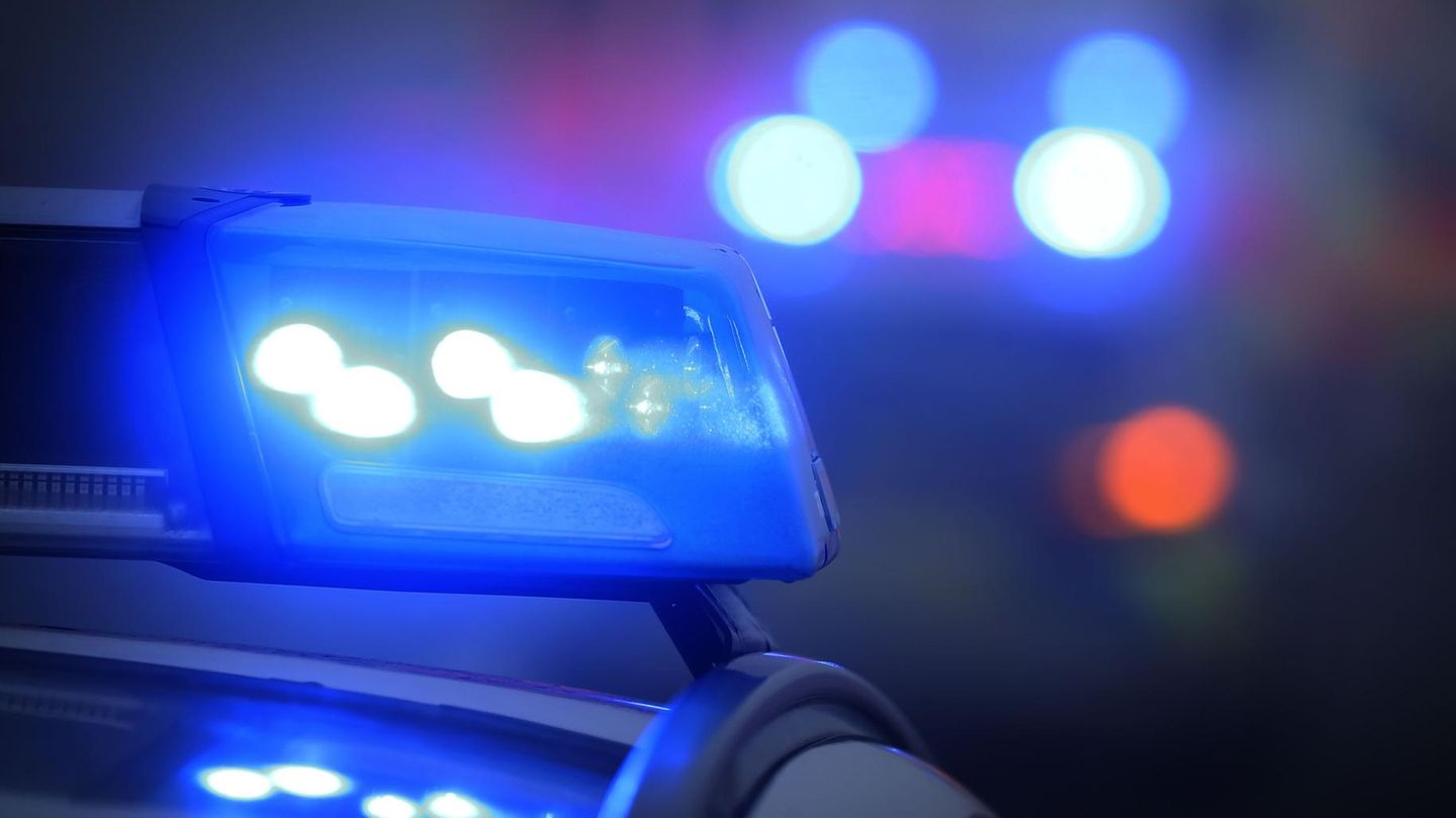 Ein Polizeiauto mit eingeschaltetem Blaulicht in Bayern
