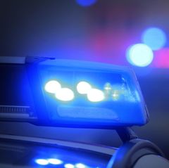 Ein Polizeiauto mit eingeschaltetem Blaulicht in Bayern
